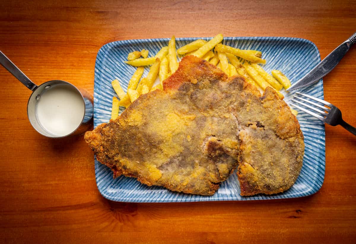 Cachopo tradicional de ternera, jamón y queso